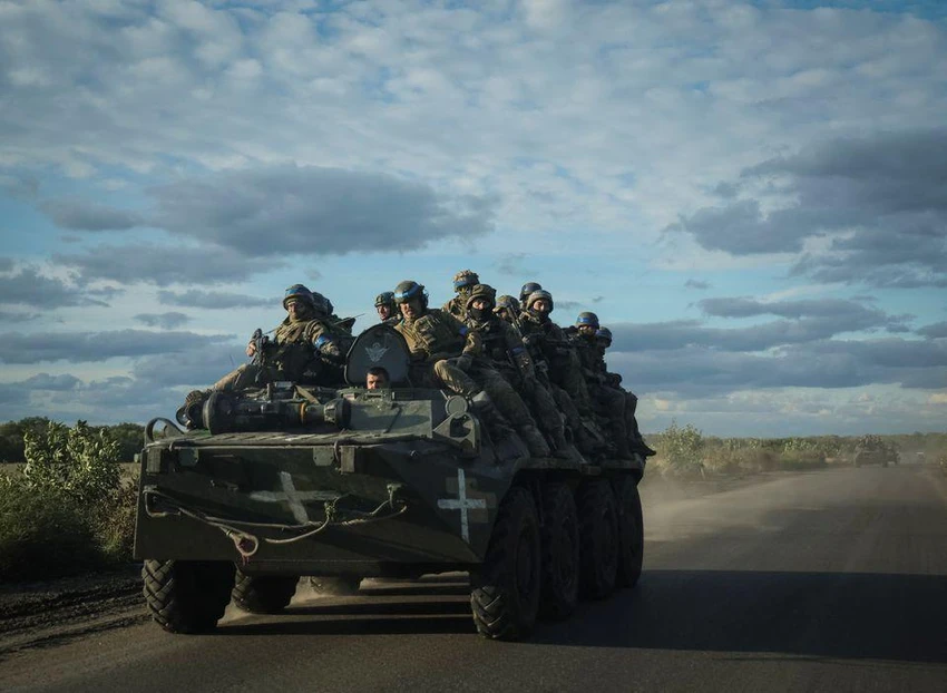 Binh sĩ Ukraine trong đợt phản công ở tỉnh Kharkiv. Ảnh: REUTERS Binh sĩ Ukraine trong đợt phản công ở tỉnh Kharkiv. Ảnh: REUTERS