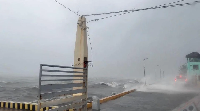 Sóng lớn trong cơn bão ở đảo Polillo, tỉnh Quezon (Philippines) ngày 25-9. Ảnh: REUTERS