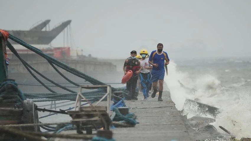 Siêu Bão Noru thổi đến gần phía đông bắc Philippines ngày 25-9. Ảnh AP