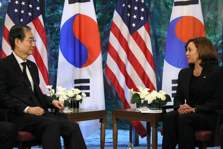 Phó Tổng thống Mỹ Kamala Harris trong cuộc gặp Thủ tướng Hàn Quốc - ông Han Duck-soo tại Tokyo ngày 27-9. Ảnh: AP Phó Tổng thống Mỹ Kamala Harris trong cuộc gặp Thủ tướng Hàn Quốc - ông Han Duck-soo tại Tokyo ngày 27-9. Ảnh: AP