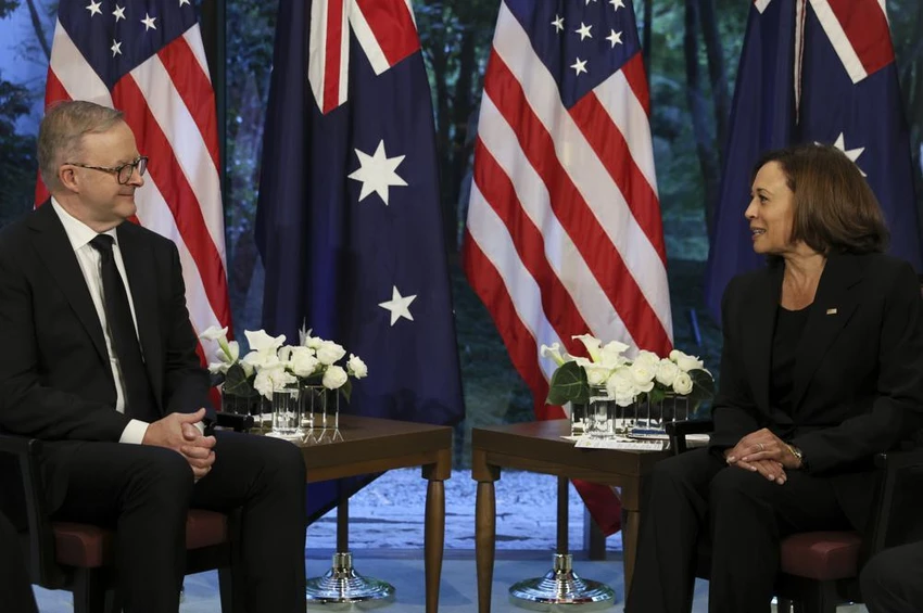 Phó Tổng thống Mỹ Kamala Harris trong cuộc gặp song phương với Thủ tướng Úc - ông Anthony Albanese tại Tokyo ngày 27-9. Ảnh: AP Phó Tổng thống Mỹ Kamala Harris trong cuộc gặp song phương với Thủ tướng Úc - ông Anthony Albanese tại Tokyo ngày 27-9. Ảnh: AP