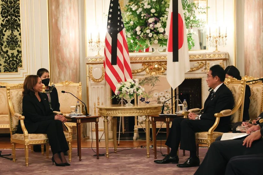Phó Tổng thống Mỹ Kamala Harris gặp Thủ tướng Nhật Fumio Kishida tại Cung điện Akasaka ở Tokyo ngày 26-9. Ảnh: AP Phó Tổng thống Mỹ Kamala Harris gặp Thủ tướng Nhật Fumio Kishida tại Cung điện Akasaka ở Tokyo ngày 26-9. Ảnh: AP