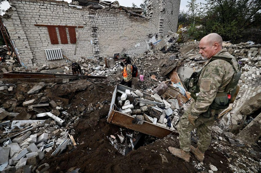 Đống đổ nát sau một cuộc pháo kích ở tỉnh Kharkiv. Ảnh: REUTERS Đống đổ nát sau một cuộc pháo kích ở tỉnh Kharkiv. Ảnh: REUTERS