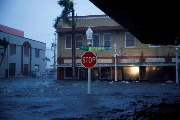 Một con phố ngập lụt khi Bão Ian đổ bộ vào tây nam bang Florida (Mỹ). Ảnh: REUTERS Một con phố ngập lụt khi Bão Ian đổ bộ vào tây nam bang Florida (Mỹ). Ảnh: REUTERS