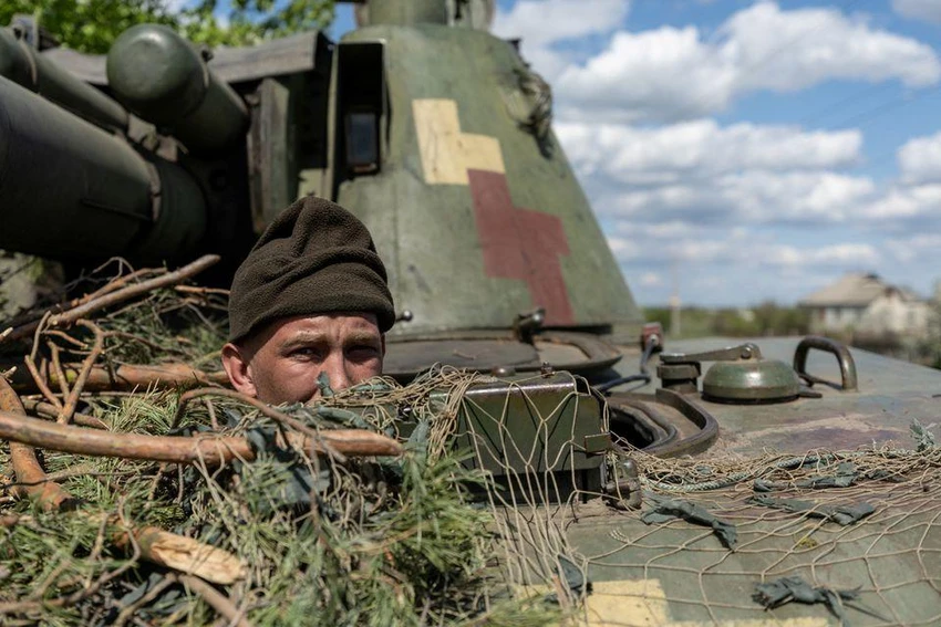 Binh sĩ Ukraine chiến đấu ở TP Lyman (tỉnh Donetsk). Ảnh: REUTERS Binh sĩ Ukraine chiến đấu ở TP Lyman (tỉnh Donetsk). Ảnh: REUTERS