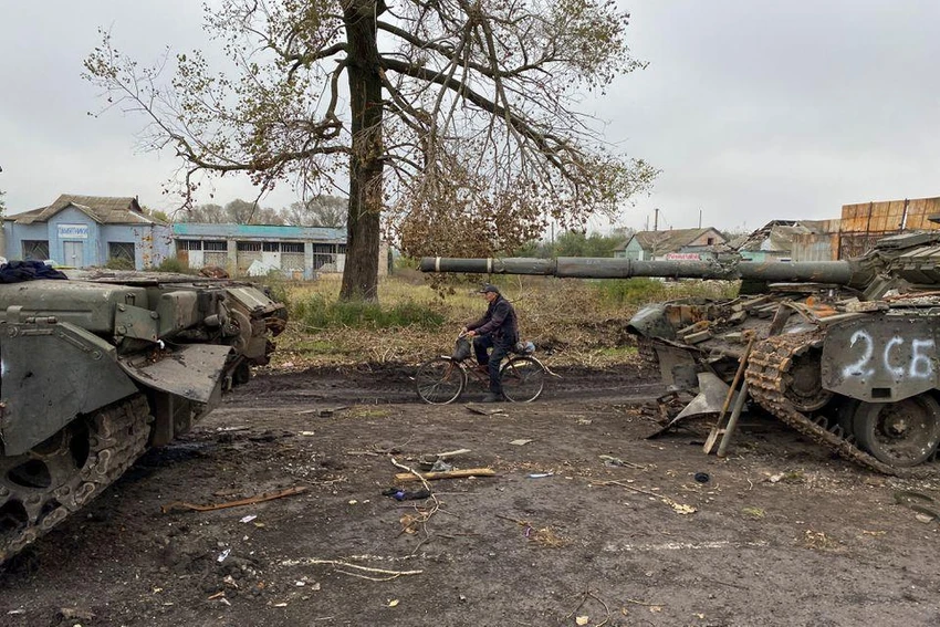Xe tăng Nga bị bỏ lại ở tỉnh Kharkiv. Ảnh: REUTERS Xe tăng Nga bị bỏ lại ở tỉnh Kharkiv. Ảnh: REUTERS