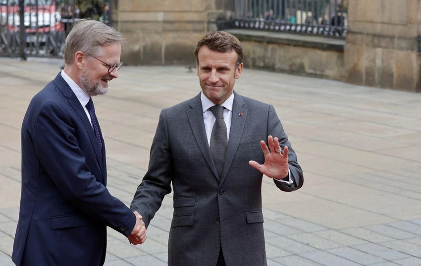 Thủ tướng Cộng hòa Czech - ông Petr Fiala (trái) và Tổng thống Pháp Emmanuel Macron. Ảnh: REUTERS Thủ tướng Cộng hòa Czech - ông Petr Fiala (trái) và Tổng thống Pháp Emmanuel Macron. Ảnh: REUTERS