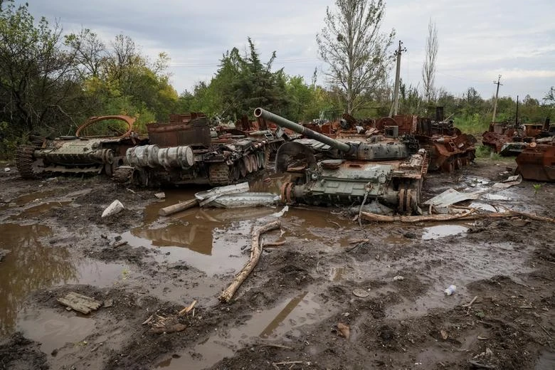 Xe tăng Nga bị phá hủy ở TP Izium (tỉnh Kharkiv). Ảnh: REUTERS