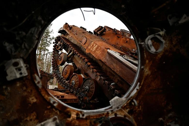 Một chiếc xe tăng được cho là của Nga bị phá hủy ở TP Lyman (tỉnh Donetsk). Ảnh: REUTERS