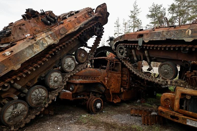 Xe tăng Nga bị phá hủy ở TP Lyman (tỉnh Donetsk). Ảnh: REUTERS