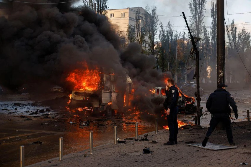 Cứu hỏa đang dập tắt các đám cháy sau loạt vụ tấn công ở thủ đô Kiev (Ukraine). Ảnh: REUTERS