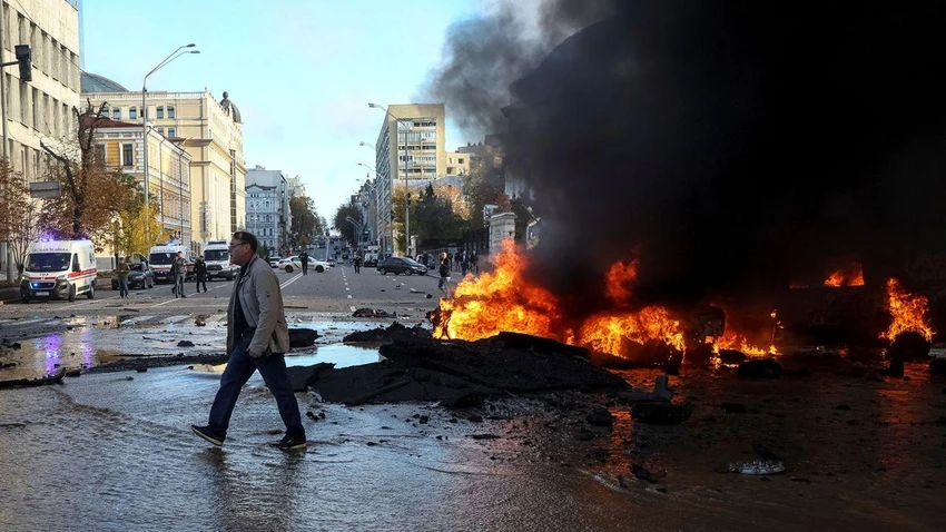 Ô tô bốc cháy sau cuộc tấn công của quân đội Nga ở thủ đô Kiev. Ảnh: REUTERS Ô tô bốc cháy sau cuộc tấn công của quân đội Nga ở thủ đô Kiev. Ảnh: REUTERS