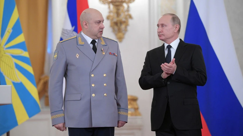 Tướng Sergei Surovikin (trái) và Tổng thống Nga Vladimir Putin. Ảnh: SKY NEWS Tướng Sergei Surovikin (trái) và Tổng thống Nga Vladimir Putin. Ảnh: SKY NEWS
