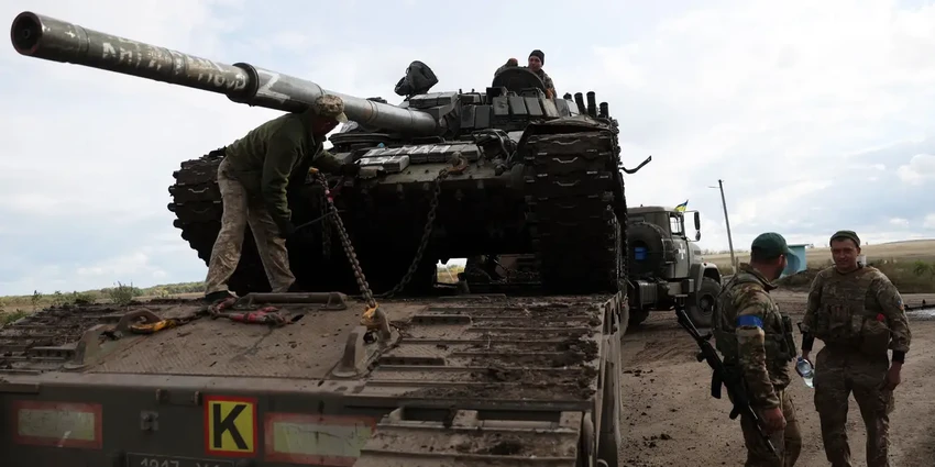 Binh sĩ Ukraine kiểm tra một xe tăng T-72 của Nga. Ảnh: AFP Binh sĩ Ukraine kiểm tra một xe tăng T-72 của Nga. Ảnh: AFP