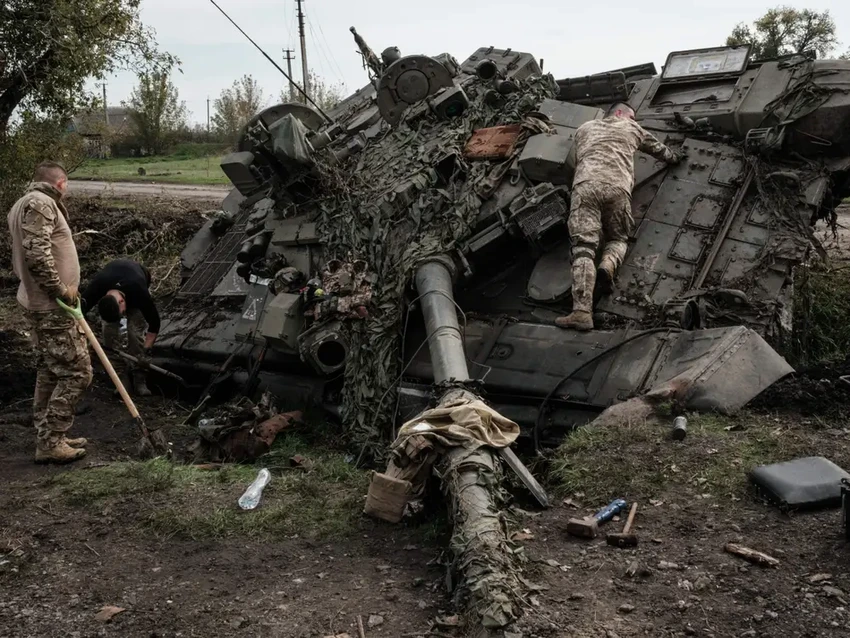 Binh sĩ Ukraine kiểm tra một xe tăng T-90A khác của Nga bị bỏ lại ở tỉnh Kharkiv. Ảnh: AFP