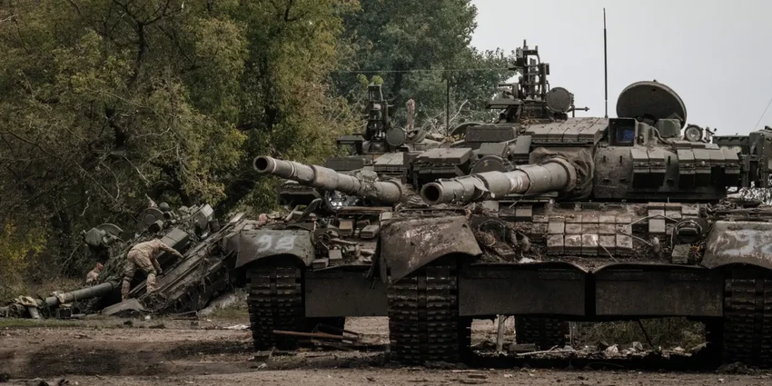 Binh sĩ Ukraine kiểm tra một xe tăng T-90A của Nga bị bỏ lại ở tỉnh Kharkiv. Ảnh: AFP