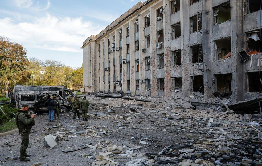 Tòa nhà hành chính ở tỉnh Donetsk bị phá hủy sau trận pháo kích ngày 16-10. Ảnh: REUTERS