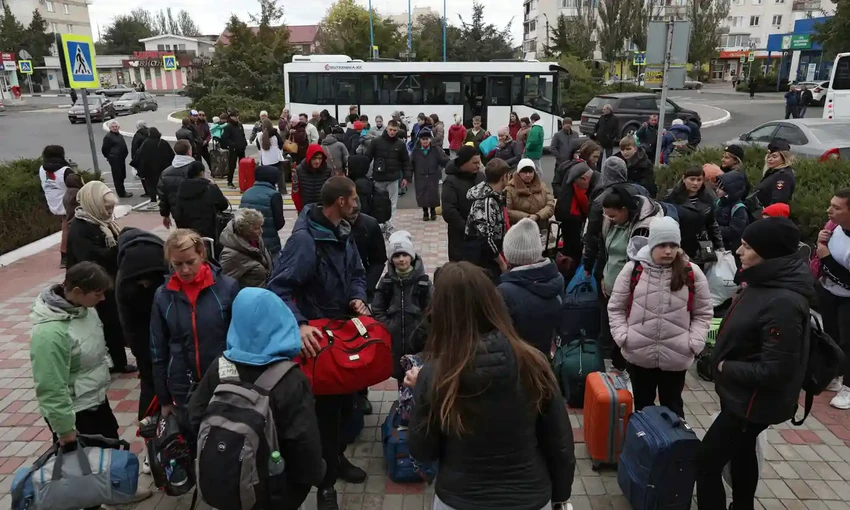 Dân thường được sơ tán khỏi tỉnh Kherson (Ukraine) do Nga kiểm soát. Ảnh: REUTERS