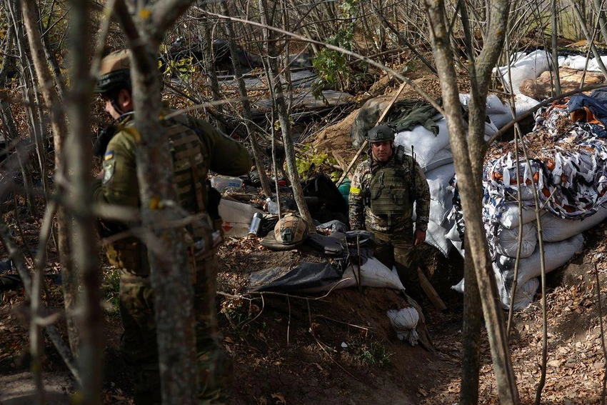 Binh sĩ Ukraine chiến đấu ở tỉnh Mykolaiv. Ảnh: REUTERS