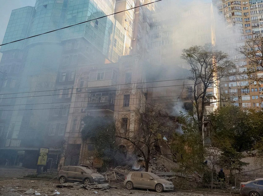 Một tòa nhà ở thủ đô Kiev (Ukraine) bị phá hủy sau cuộc tấn công bằng máy bay không người lái. Ảnh: REUTERS