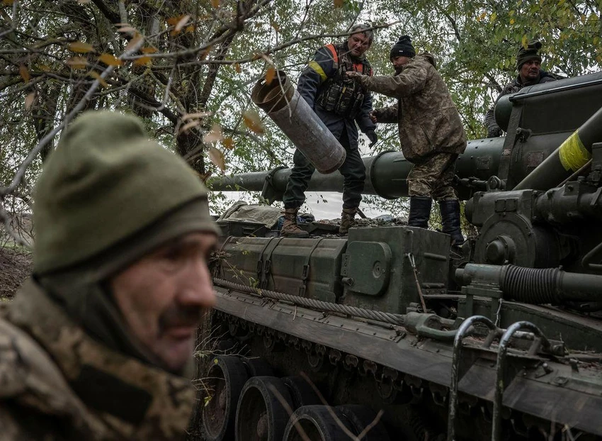 Binh sĩ Ukraine chiến đấu ở TP Kherson. Ảnh: REUTERS