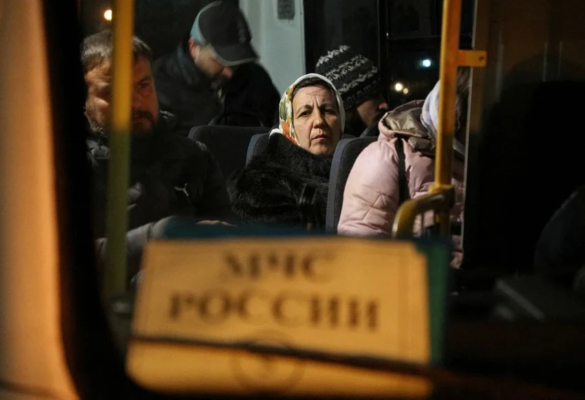 Dân thường được sơ tán khỏi TP Kherson. Ảnh: REUTERS
