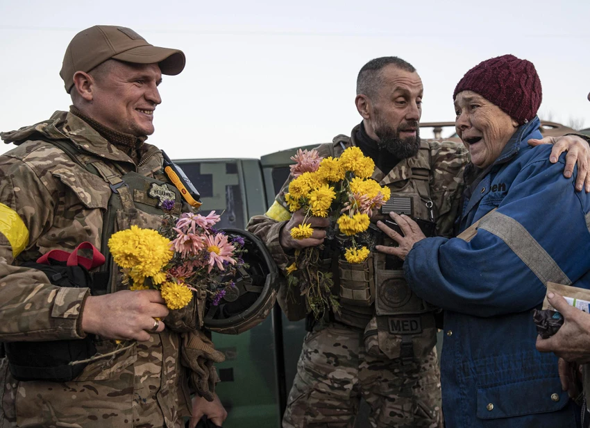 Binh sĩ Ukraine được người dân Kherson chào đón. Ảnh: GETTY IMAGES