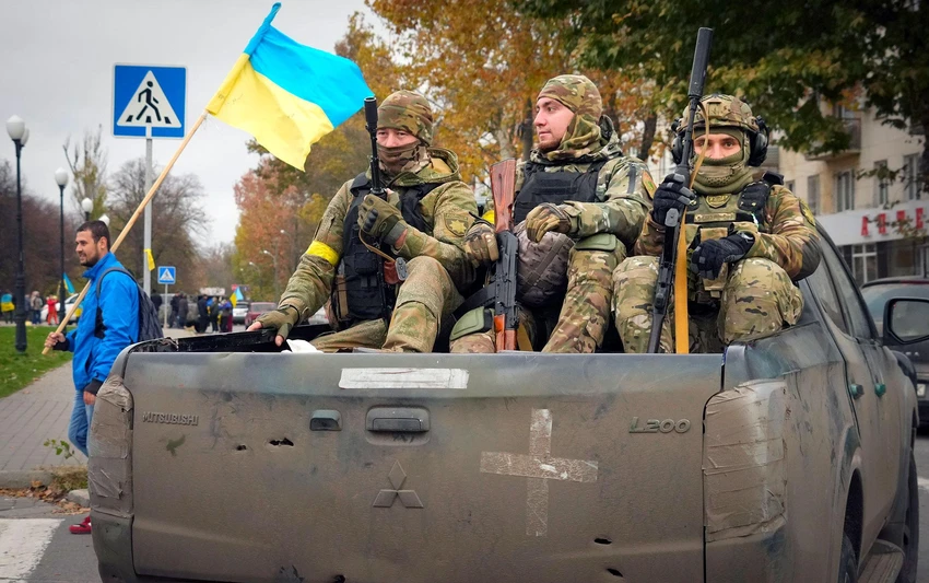 Binh sĩ Ukraine tiến vào TP Kherson sau khi Nga rút khỏi đây. Ảnh: AFP