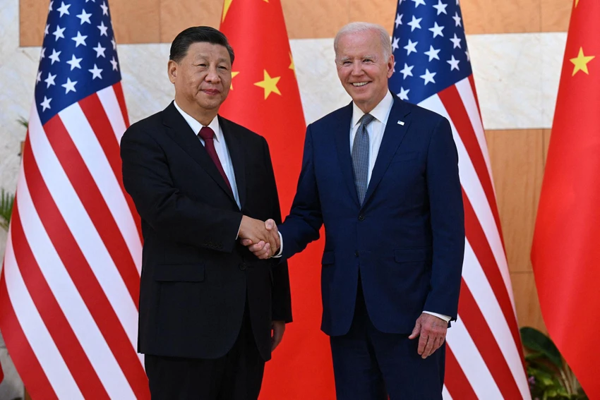 Chủ tịch Trung Quốc Tập Cận Bình (trái) bắt tay Tổng thống Mỹ Joe Biden trong cuộc gặp ngày 15-11. Ảnh: AP Chủ tịch Trung Quốc Tập Cận Bình (trái) bắt tay Tổng thống Mỹ Joe Biden trong cuộc gặp ngày 15-11. Ảnh: AP