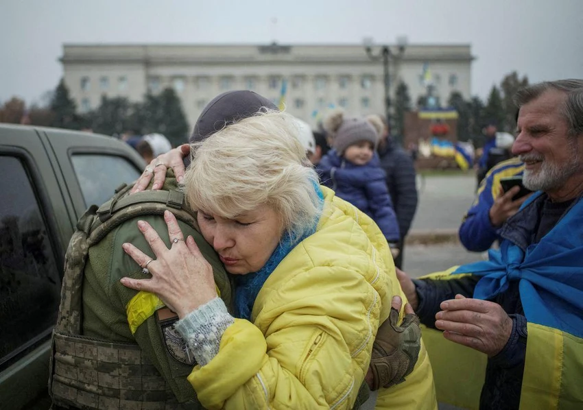 Người dân Kherson chào đón các binh sĩ Ukraine quay lại tỉnh này ngày 11-11. Ảnh: REUTERS Người dân Kherson chào đón các binh sĩ Ukraine quay lại tỉnh này ngày 11-11. Ảnh: REUTERS