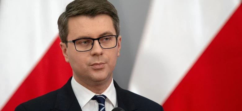 Phát ngôn viên chính phủ Ba Lan Piotr Mueller. Ảnh: Wiadomości Phát ngôn viên chính phủ Ba Lan Piotr Mueller. Ảnh: Wiadomości