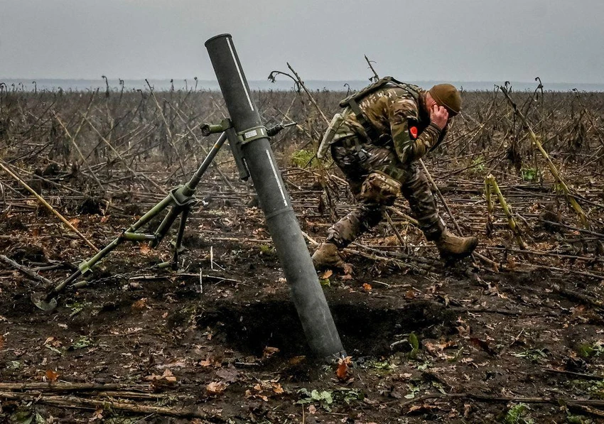 Quân nhân Ukraine khai hỏa súng cối. Ảnh: REUTERS