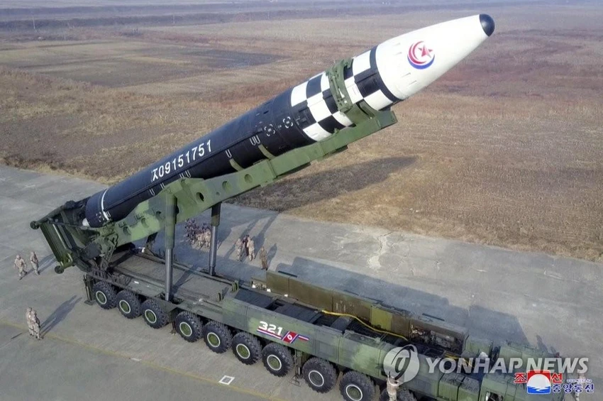 Thông tấn xã Trung ương Triều Tiên (KCNA) ngày 19-11 công bố hình ảnh một tên lửa đạn đạo xuyên lục địa Hwasong-17 đang được đặt trên bệ phóng. Ảnh: KCNA Thông tấn xã Trung ương Triều Tiên (KCNA) ngày 19-11 công bố hình ảnh một tên lửa đạn đạo xuyên lục địa Hwasong-17 đang được đặt trên bệ phóng. Ảnh: KCNA