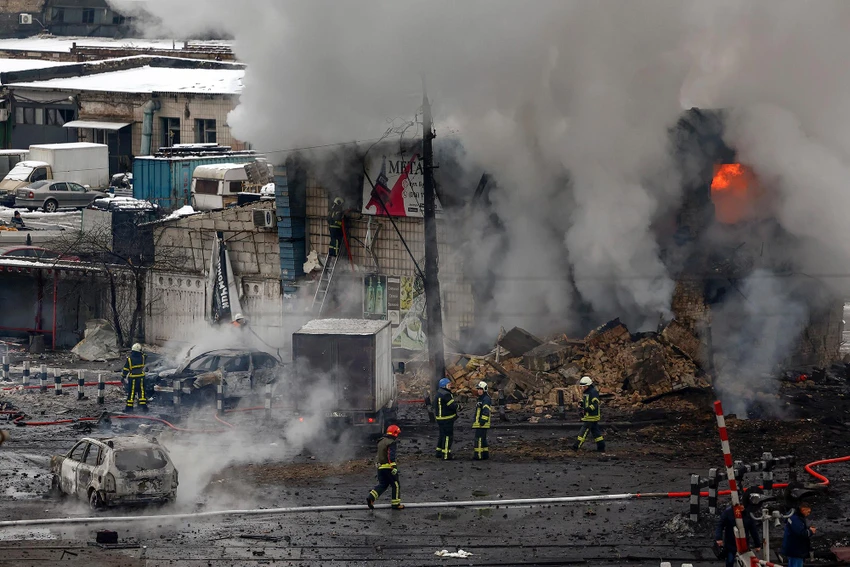 Nhân viên cứu hỏa và cứu hộ tại một tòa nhà bị trúng tên lửa vào ngày 23-11 tại Kiev, Ukraine. Ảnh: GETTY IMAGES Nhân viên cứu hỏa và cứu hộ tại một tòa nhà bị trúng tên lửa vào ngày 23-11 tại Kiev, Ukraine. Ảnh: GETTY IMAGES