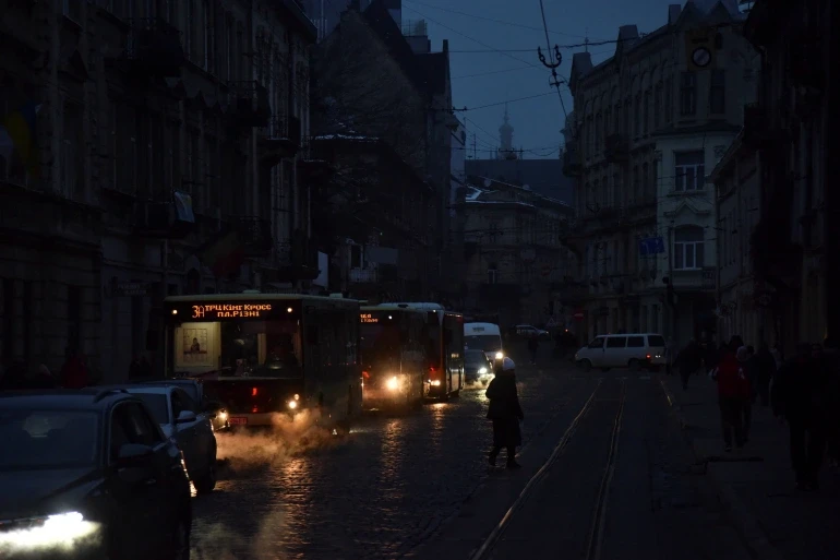 Trung tâm TP Lviv chìm trong bóng tối sau khi Nga tấn công cơ sở hạ tầng dân sự quan trọng của TP này. Ảnh: REUTERS Trung tâm TP Lviv chìm trong bóng tối sau khi Nga tấn công cơ sở hạ tầng dân sự quan trọng của TP này. Ảnh: REUTERS