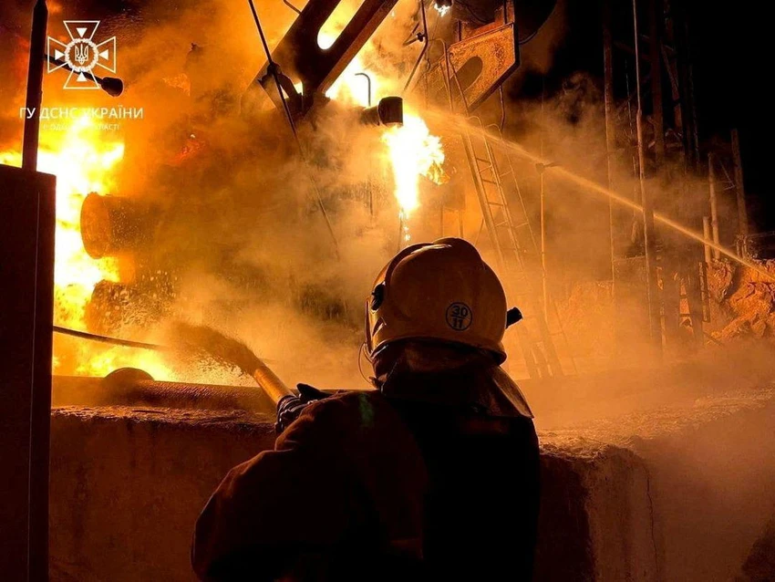 Nhiều cơ sở hạ tầng Ukraine bốc cháy sau khi bị tấn công tên lửa. Ảnh: REUTERS Nhiều cơ sở hạ tầng Ukraine bốc cháy sau khi bị tấn công tên lửa. Ảnh: REUTERS