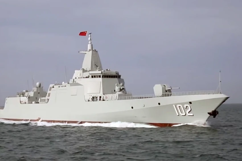 Tàu khu trục mang tên lửa dẫn đường Type 055 Thành Quan. Ảnh: WEIBO Tàu khu trục mang tên lửa dẫn đường Type 055 Thành Quan. Ảnh: WEIBO