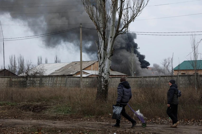 Tên lửa lao xuống một ngôi nhà ở TP Bakhmut (tỉnh Donetsk). Ảnh: REUTERS Tên lửa lao xuống một ngôi nhà ở TP Bakhmut (tỉnh Donetsk). Ảnh: REUTERS