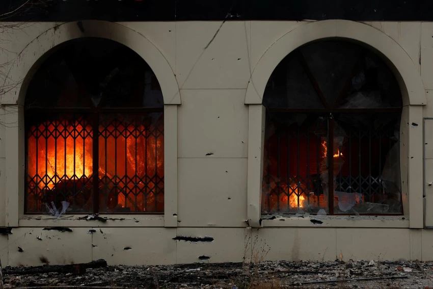Một ngôi nhà ở TP Bakhmut (tỉnh Donetsk) bốc cháy sau khi trúng pháo kích. Ảnh: REUTERS Một ngôi nhà ở TP Bakhmut (tỉnh Donetsk) bốc cháy sau khi trúng pháo kích. Ảnh: REUTERS