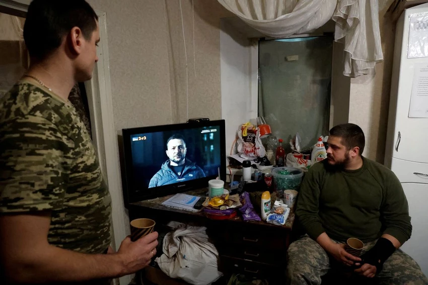 Các binh sĩ Ukraine xem thông điệp năm mới từ Tổng thống Volodymyr Zelensky. Ảnh: REUTERS Các binh sĩ Ukraine xem thông điệp năm mới từ Tổng thống Volodymyr Zelensky. Ảnh: REUTERS