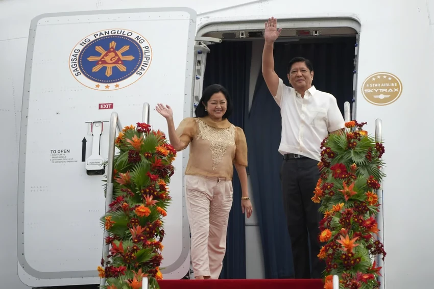 Tổng thống Philippines Ferdinand Marcos và phu nhân Maria Louise lên đường tới Trung Quốc hôm 3-1. Ảnh: AP