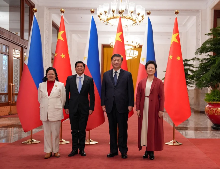 Tổng thống Philippines Ferdinand Marcos (thứ hai từ trái sang) và Đệ nhất phu nhân Liza Araneta Marcos chụp ảnh cùng Chủ tịch Trung Quốc Tập Cận Bình (thứ hai từ phải sang) và phu nhân Bành Lệ Viên tại Đại lễ đường Nhân dân ở Bắc Kinh. Ảnh: REUTERS