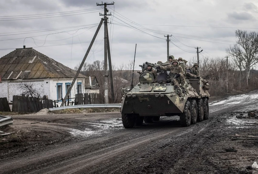 Các binh sĩ Ukraine chiến đấu ở tỉnh Donetsk. Ảnh: REUTERS Các binh sĩ Ukraine chiến đấu ở tỉnh Donetsk. Ảnh: REUTERS