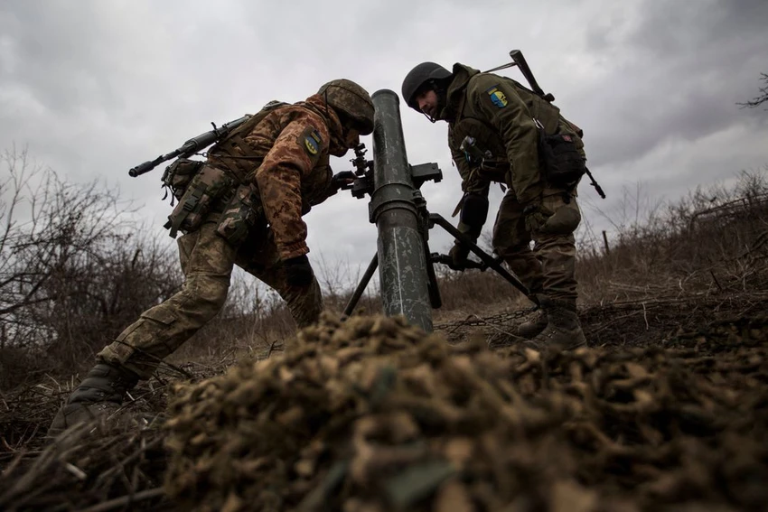 Quân nhân Ukraine bố trí súng cối để tấn công quân Nga ở ngoại ô TP Bakhmut, tỉnh Donetsk. Ảnh: REUTERS Quân nhân Ukraine bố trí súng cối để tấn công quân Nga ở ngoại ô TP Bakhmut, tỉnh Donetsk. Ảnh: REUTERS