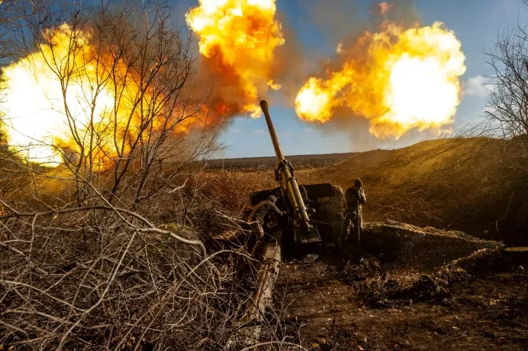 Binh sĩ Ukraine khai hỏa ở một khu vực gần TP Soledar. Ảnh: REUTERS