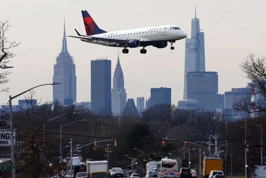 Một máy bay của hãng hàng không Delta Airlines hạ cánh ở Manhattan sau sự cố hệ thống của FAA ngày 11-1. Ảnh: REUTERS