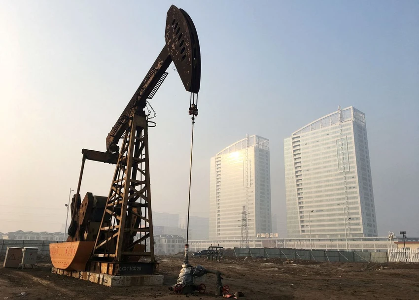 Trong phiên giao dịch ngày 13-1, giá dầu thế giới tăng thêm hơn 1 USD/thùng. Ảnh: REUTERS Trong phiên giao dịch ngày 13-1, giá dầu thế giới tăng thêm hơn 1 USD/thùng. Ảnh: REUTERS