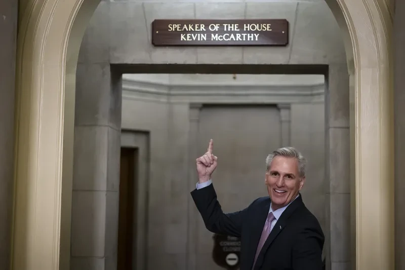 Tân Chủ tịch Hạ viện Mỹ - nghị sĩ Cộng hoà Kevin McCarthy chụp ảnh trước văn phòng của ông. AP