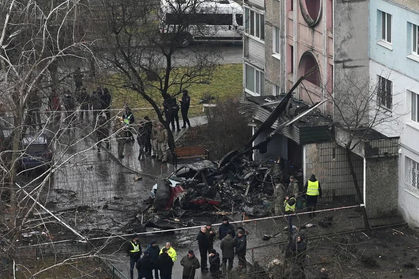 Hiện trường vụ rơi trực thăng chở Bộ trưởng Nội vụ Ukraine. Ảnh: REUTERS Hiện trường vụ rơi trực thăng chở Bộ trưởng Nội vụ Ukraine. Ảnh: REUTERS