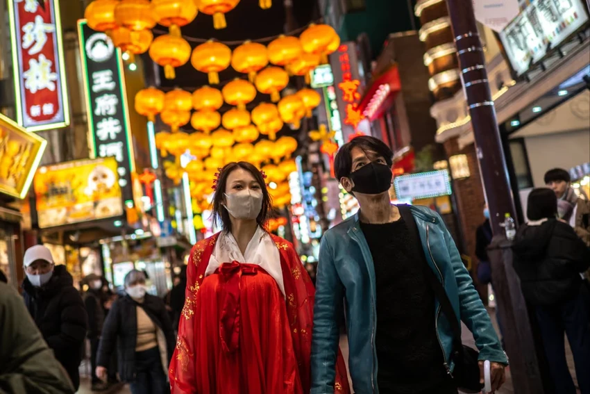 Nhiều người đi bộ dưới những chiếc đèn lồng ở khu phố Tàu ở TP Yokohama, Nhật. Ảnh: AFP Nhiều người đi bộ dưới những chiếc đèn lồng ở khu phố Tàu ở TP Yokohama, Nhật. Ảnh: AFP
